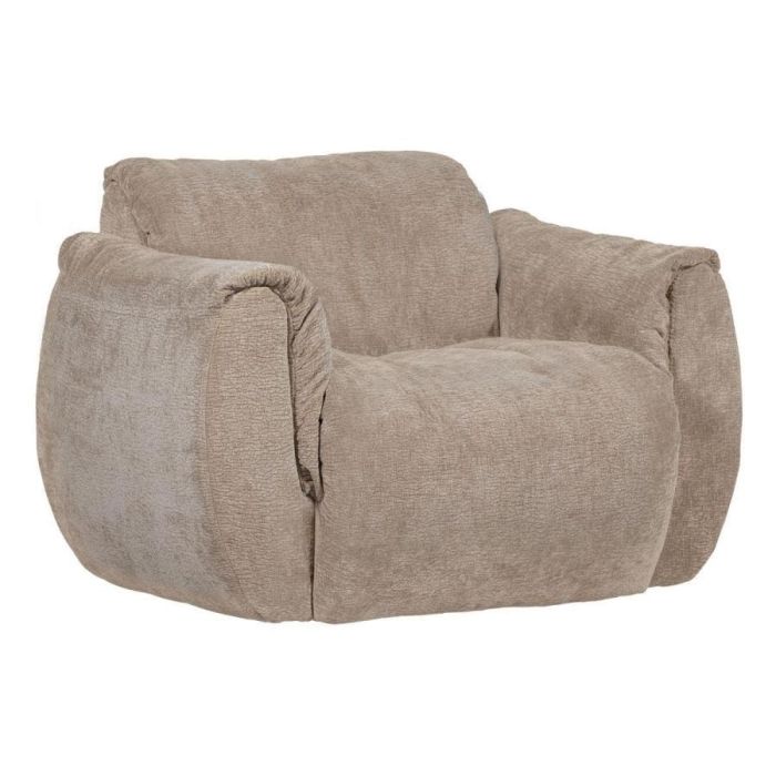 Draaifauteuil Baggy in zandkleur met afgeronde armleuningen en zachte 3D chenille stof schuin van voren