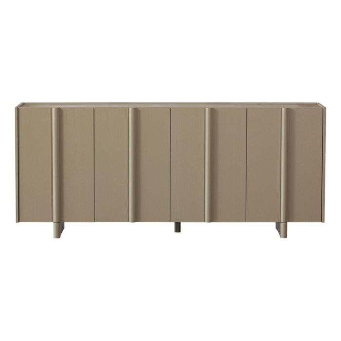 Breed mudkleurig dressoir met verticale lijnen en zes deuren op lichte poten