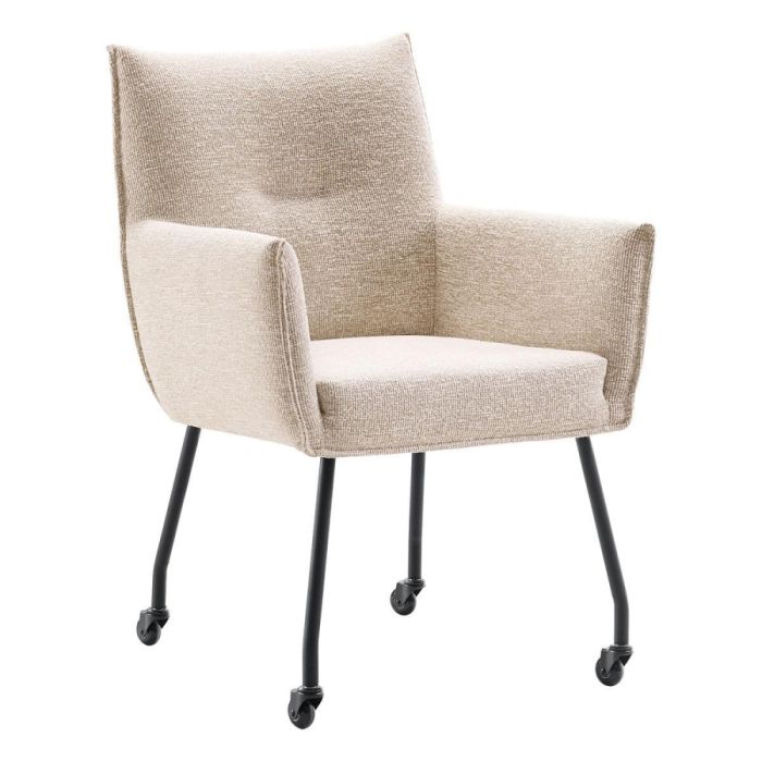Armstoel Jetira Linen in beige stof met armleuningen, zwart metalen onderstel en skatewielen in schuin vooraanzicht.