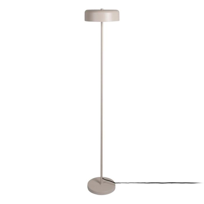 Slanke vloerlamp in warmgrijs met ronde kap en smalle staander op lichte achtergrond