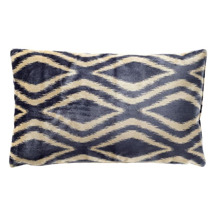 Langwerpig sierkussen in blauw en beige met grafisch patroon op witte achtergrond