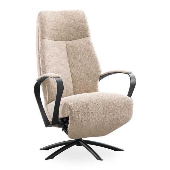 Relaxfauteuil Beltra in beige gemêleerde weefstof met zwart metalen armleuningen en mat zwarte draaivoet.