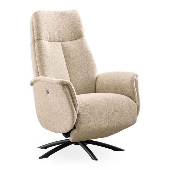 Relaxfauteuil Benoni van Profijt Meubel in beige stof met hoge rugleuning en zwarte metalen draaivoet.
