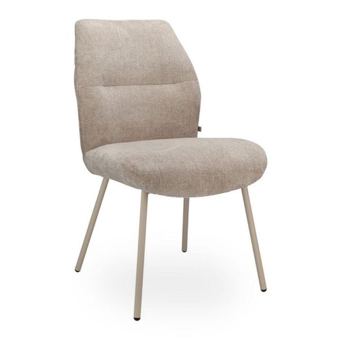 Eetkamerstoel Riga in beige stof met licht beige metalen poten schuin van voren