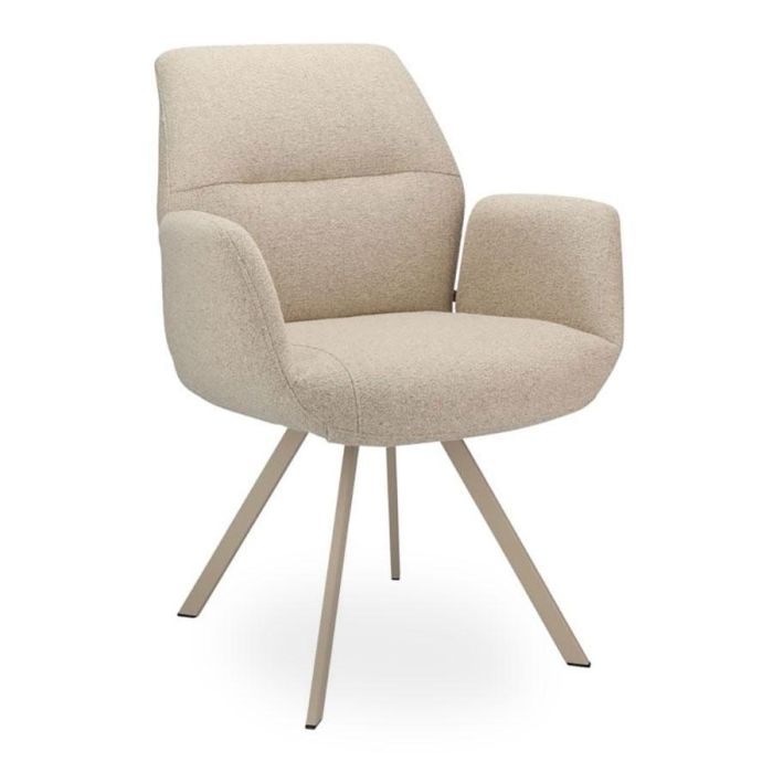 Eetkamerstoel Brera met armleuningen in beige bouclé stof en licht beige metalen poten schuin van voren