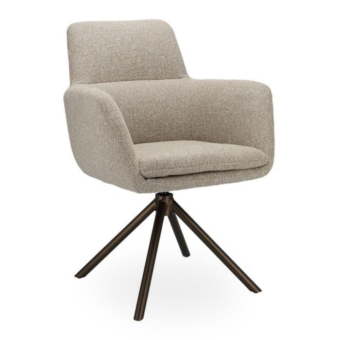 Eetkamerstoel Linea met brede kuipzitting, beige stof en draaipoot in anodic brown schuin van voren
