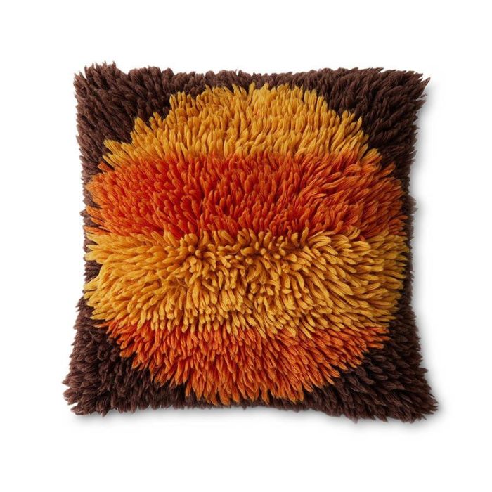 Voorkant van HKLIVING sierkussen Fluffy Horizon met hoogpolig motief in bruin, oranje en geel