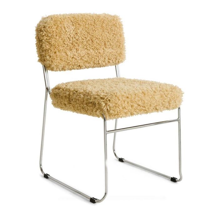 Schuin vooraanzicht van eetkamerstoel Endless met goudkleurige Poodle bekleding en een verchroomd stalen sledeframe