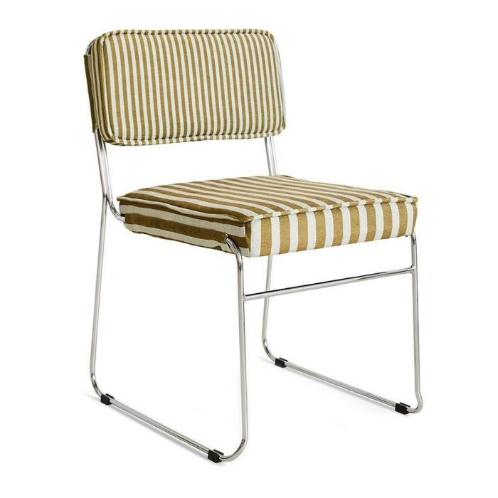 Schuin vooraanzicht van eetkamerstoel Endless Stripe Sunflower met gestreepte bekleding en een verchroomd stalen sledeframe