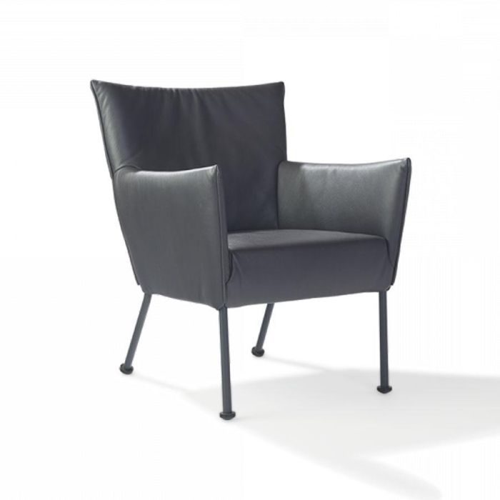 Fauteuil Togo in donkergrijs leer met hoge rugleuning, slanke zwarte metalen poten en comfortabele armleuningen.
