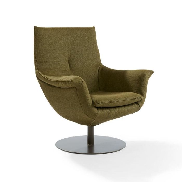 Label Vandenberg LeanOnMe fauteuil in groene stof met ronde draaivoet, schuin van voren gefotografeerd.
