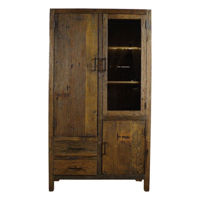 Opbergkast Wilshire van massief hout met vitrinedeur, twee laden en meerdere opbergvakken.