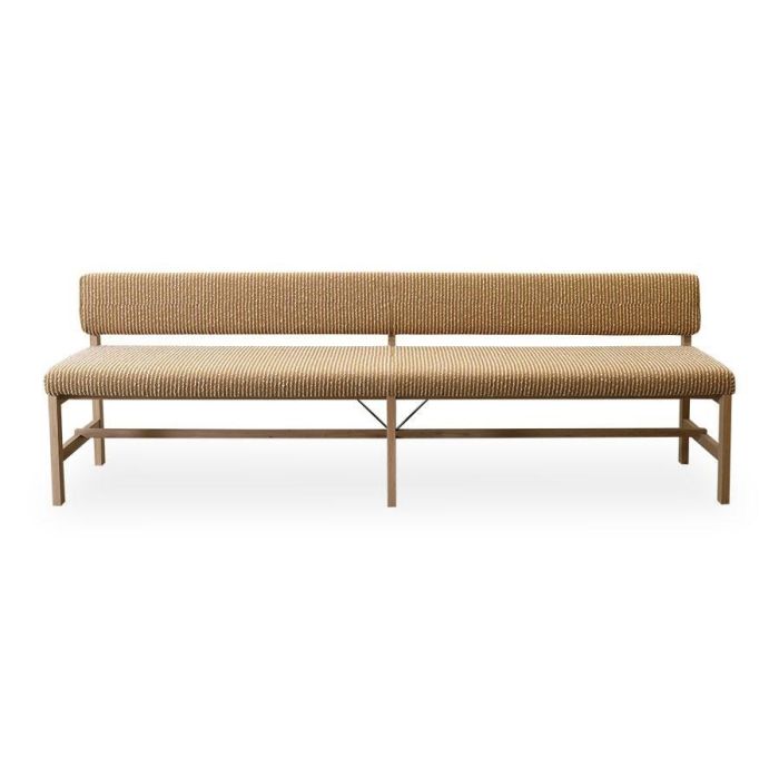 Eetkamerbank Mare van Pilat&Pilat met licht houten frame en gestoffeerde zitting in warme okertint.