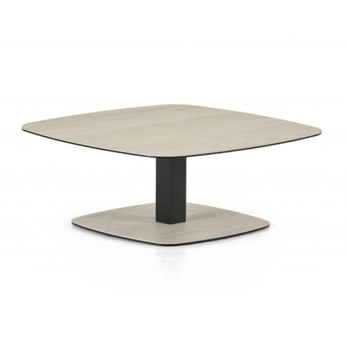 Salontafel Travis 90x90 cm met licht vierkant blad, afgeronde hoeken en donker centraal onderstel, schuin van voren gefotografeerd