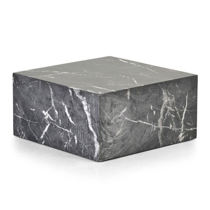 Zwarte Cube bijzettafel met donkere marmerlook en witte aderstructuur in driekwart aanzicht