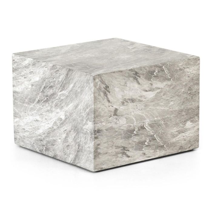 Cube Marble Grigio bijzettafel met lichtgrijze marmerlook in driekwart aanzicht