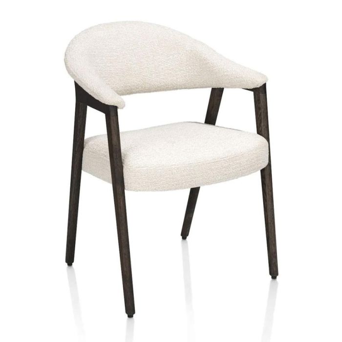 Henders & Hazel armstoel Zaya crème met afgeronde rugleuning en donker houten frame schuin van voren