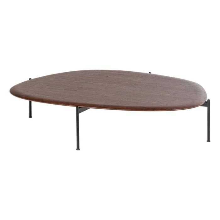 Organische WOOOD Kota salontafel in bruin met asymmetrisch blad en zwarte metalen poten schuin van voren gefotografeerd