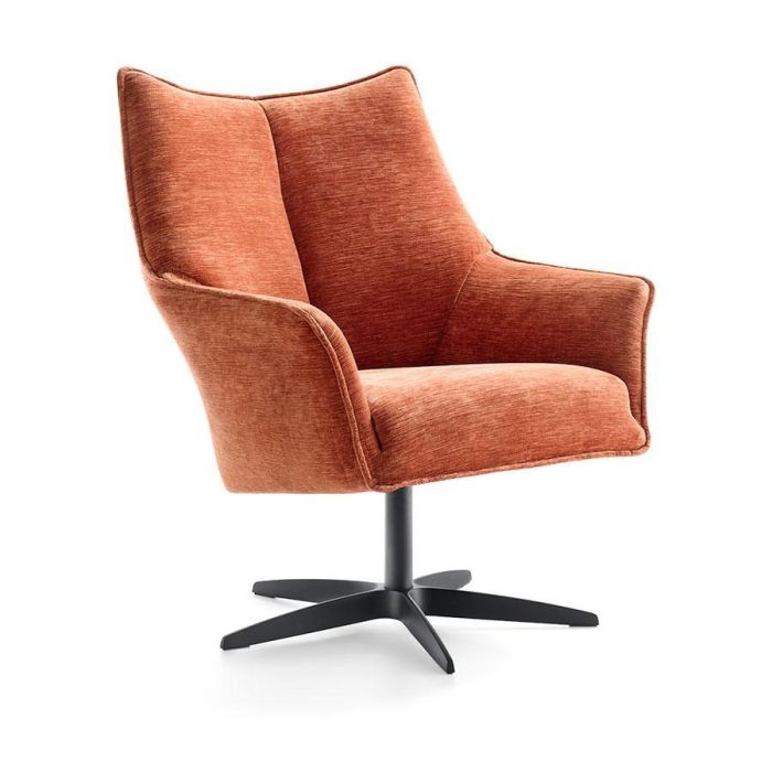 Draaifauteuil Maddington in terracottakleurige weefstof met lage rugleuning, zwarte metalen draaivoet en comfortabele armleuningen.