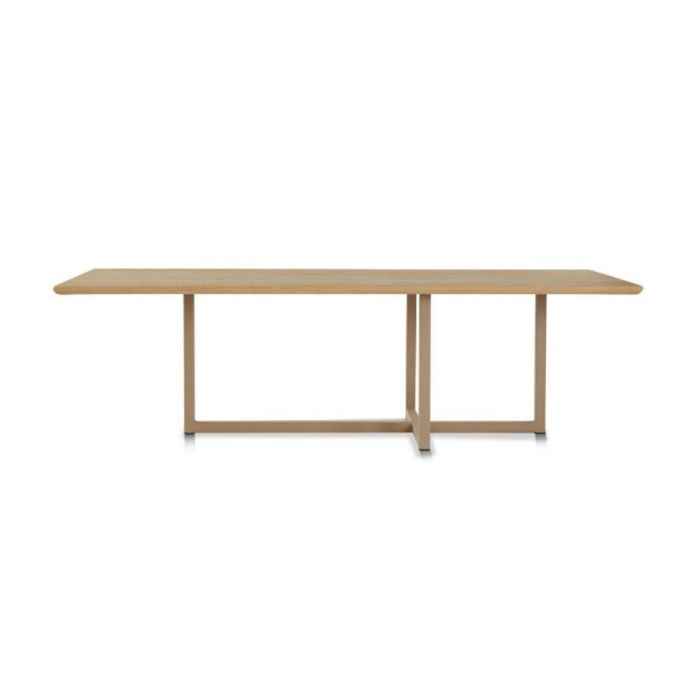 Eetkamertafel Dante met rechthoekig houten blad, afgeronde hoeken en zandkleurig metalen frame in modern design.