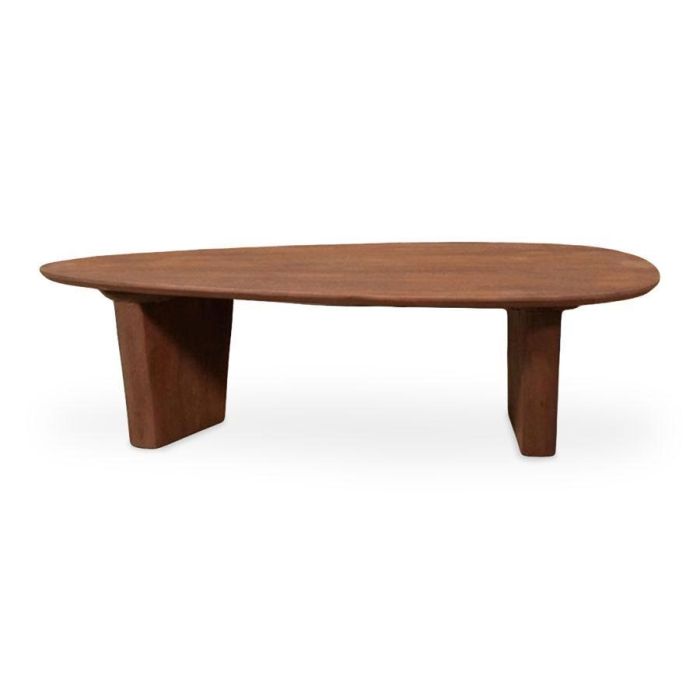 Ovale salontafel Wow van Nature Smooth mangohout met warmbruine afwerking en sculpturale houten poten.