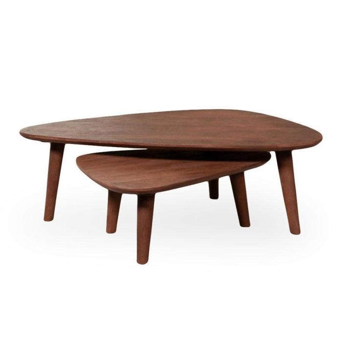 Salontafel set Gregg van espresso mangohout met twee organisch gevormde tafels die deels onder elkaar geschoven zijn.