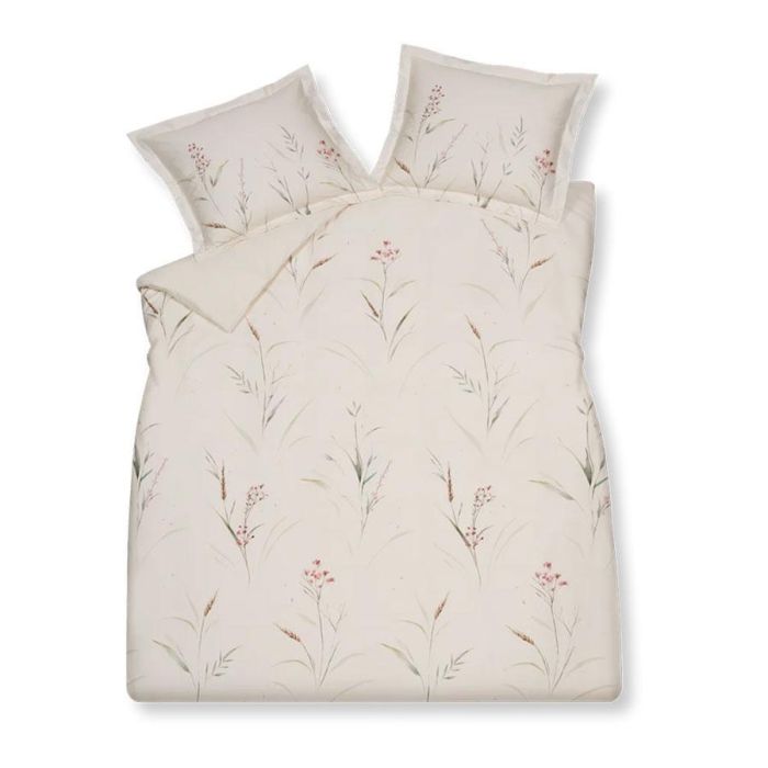 Dekbedovertrek Sylva Cream Tan met subtiele bloemen- en grasprint in zachte beige, roze en groentinten inclusief kussenslopen met oxford rand.