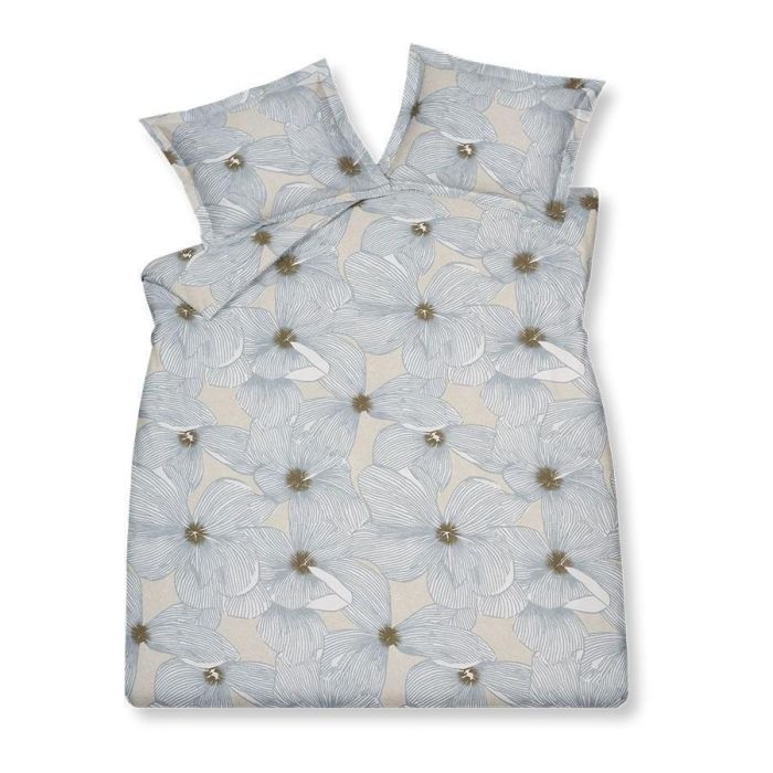 Dekbedovertrek Moonflower Stone van katoensatijn met groot blauw bloemenpatroon op een lichte ondergrond en bijpassende oxford kussenslopen.