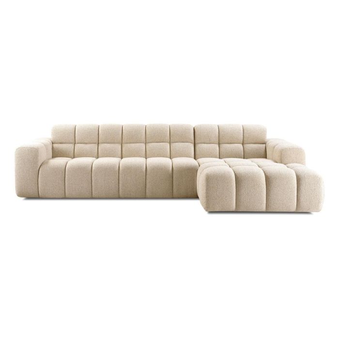 Beige hoekbank Tirato met longchair aan de rechterzijde, gefotografeerd tegen een witte achtergrond.