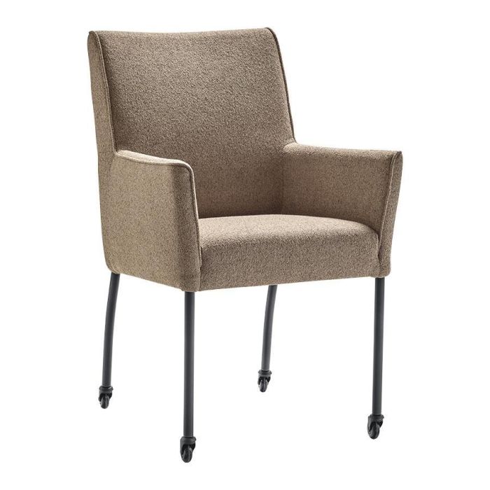 Profijt Meubel armstoel Cintra met wielen in de kleur Lever (lichtbruin), comfortabele armleuningen en zwarte poten met zwenkwielen.
