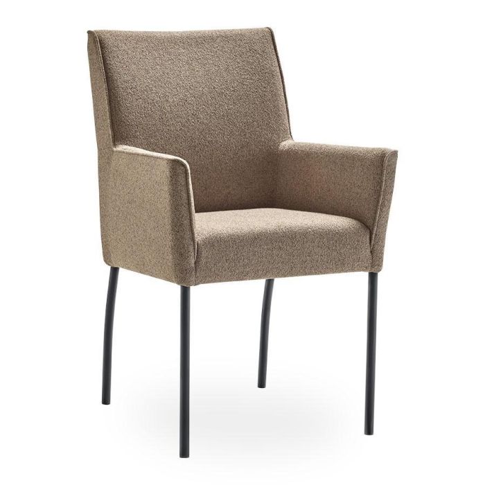 Profijt Meubel armstoel Cintra in de kleur Lever (lichtbruin) met comfortabele armleuningen en zwarte metalen poten, vooraanzicht.