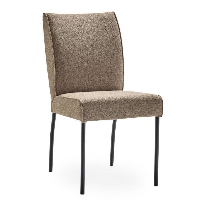 Profijt Meubel eetkamerstoel Cintra in de kleur Lever met hoge rugleuning en zwarte metalen poten, vooraanzicht.