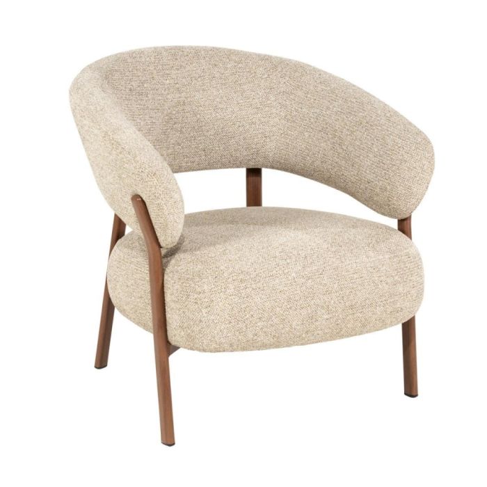 Loungechair Sedia met beige Luce bekleding en bruin houten frame, schuin van voren gefotografeerd.