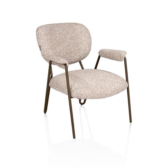 Fauteuil Joan met bouclé-look bekleding in beige en Steel Brown metalen frame, schuin van voren gefotografeerd.