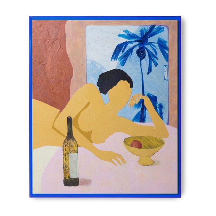 Wanddecoratie Catch My Drift met een liggende gele figuur, fles, fruitschaal, blauwe palmbomen en diepblauwe lijst