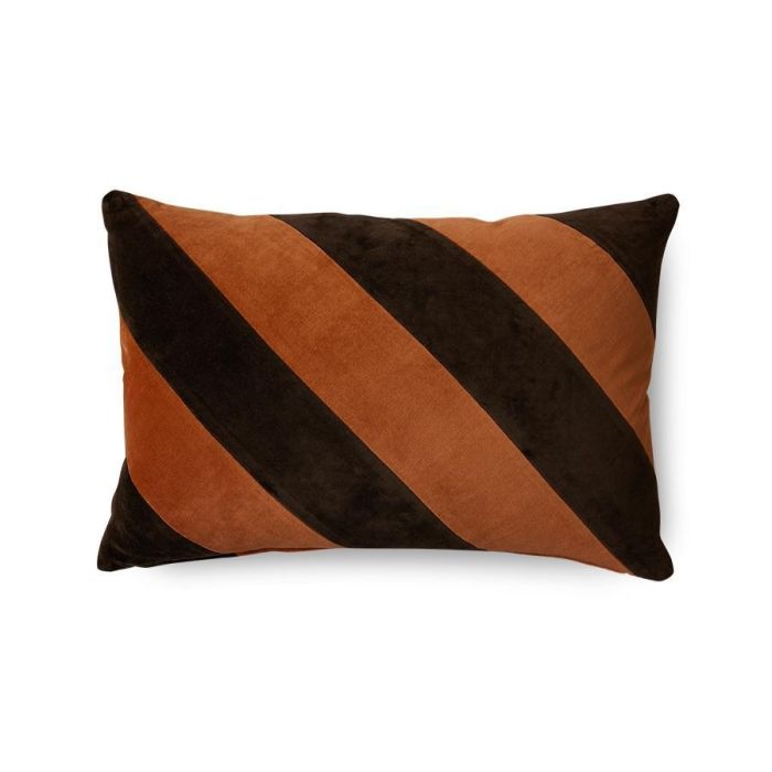 Voorkant van HKLIVING sierkussen September met diagonale strepen in chocoladebruin en warm oranje