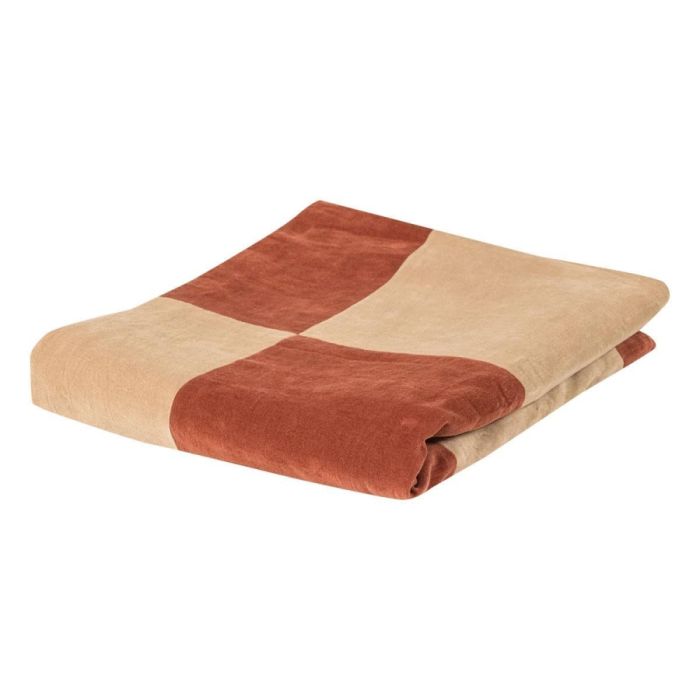 Opgevouwen WOOOD Zena plaid in roestbruin en beige met geblokt dessin.
