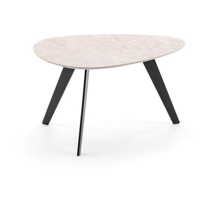 Baenks salontafel St.Kilda Small met driehoekig crèmekleurig HPL tafelblad en moderne zwarte poten.
