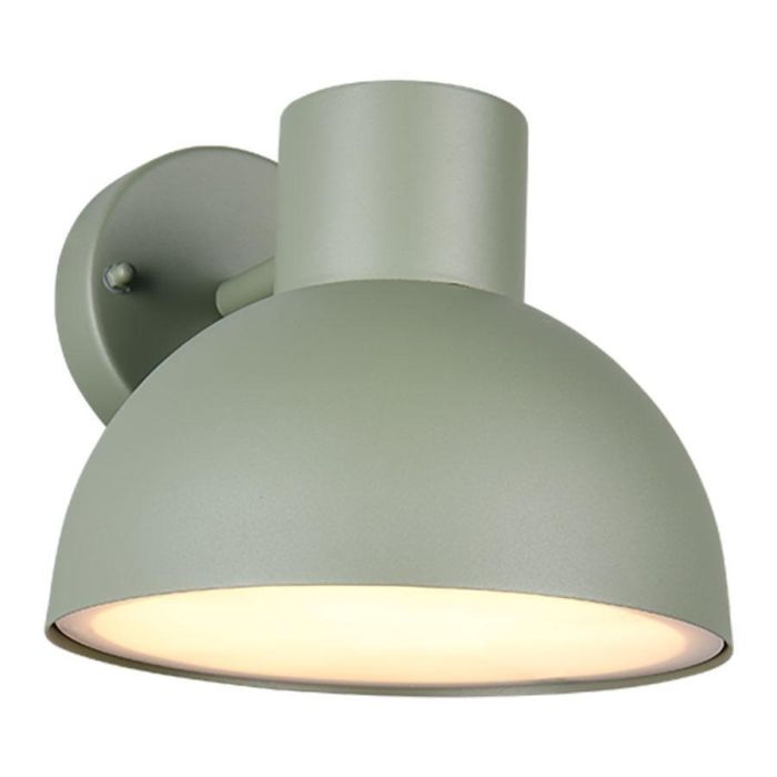 Elbe buitenwandlamp in zachtgroene kleur met halfronde metalen kap, schuin van voren.