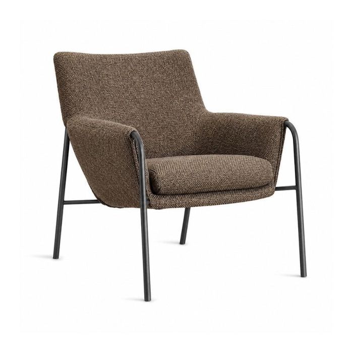 Design on Stock fauteuil Nuria in bruin gemêleerde stof met slank zwart metalen frame, schuin van voren gezien.