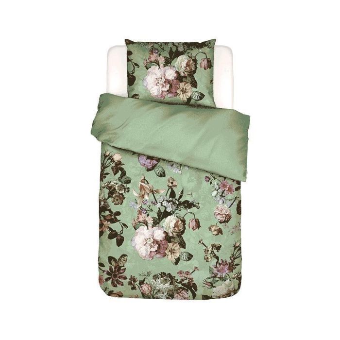 Essenza Fleur dekbedovertrek Quiet Green met klassiek bloemendessin en effen groene omslag op een eenpersoonsbed.