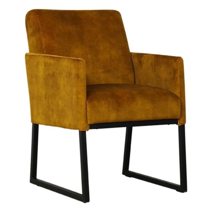 Eetkamerstoel Witney met gesloten armleuningen, cognackleurige bekleding en zwart metalen sledeframe.