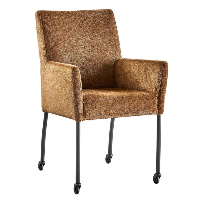 Pronto Wonen armstoel Cenare Brandy met wielen in warme brandykleurige stof, vooraanzicht.