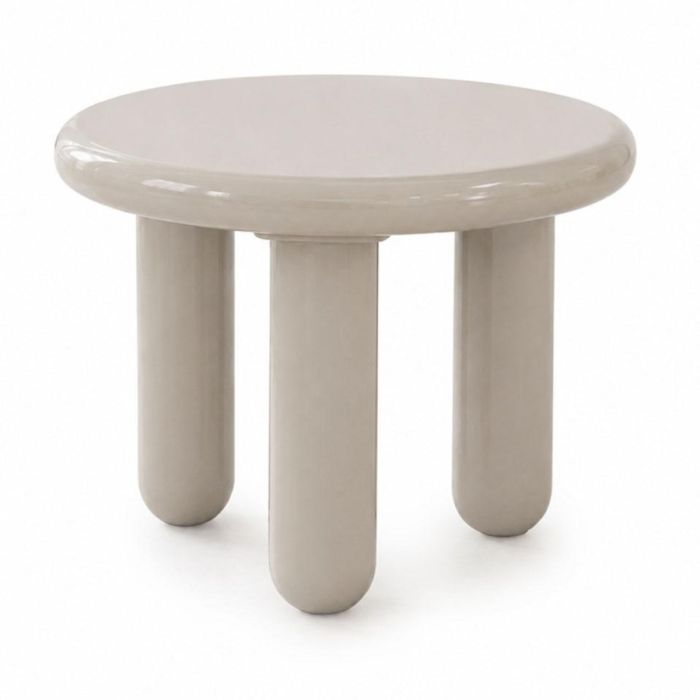 COCOmaison Mauro bijzettafel in crème met rond blad en drie cilindervormige poten.