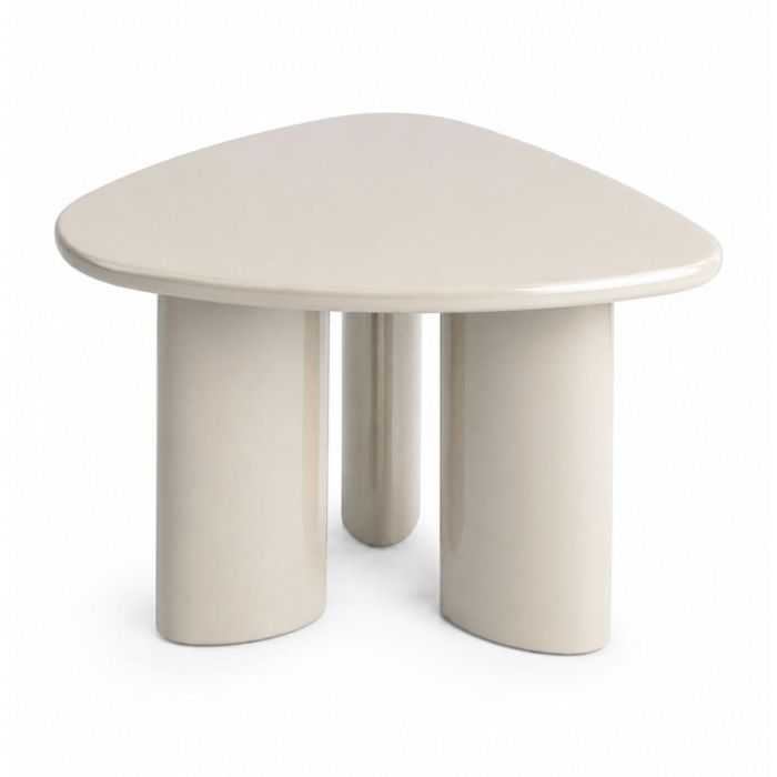 Organische COCOmaison bijzettafel Jonne in crème met glanzend driehoekig tafelblad en drie cilindervormige poten.