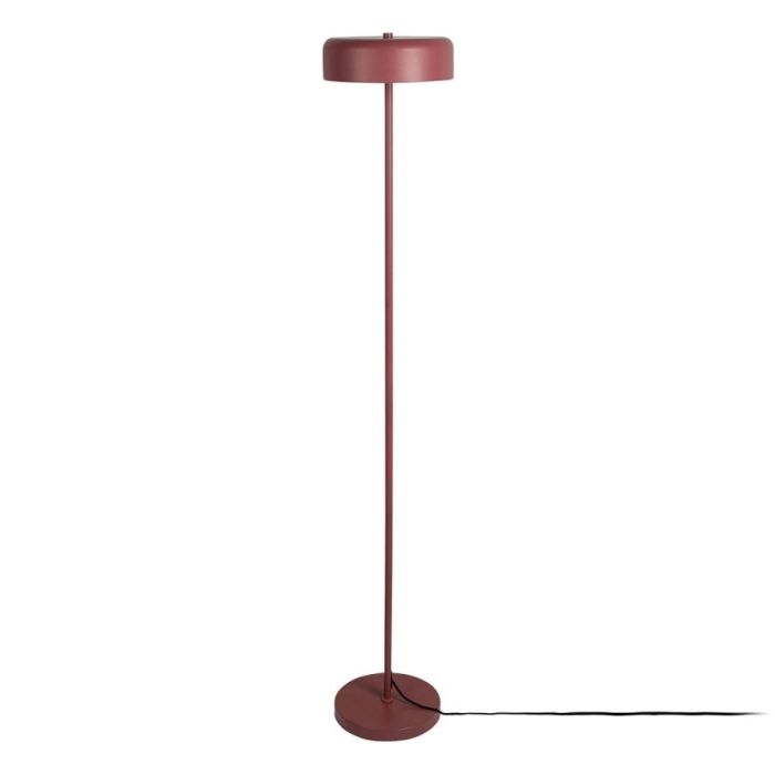 Leitmotiv vloerlamp Riqueza Palo in Burgundy Red met een slank metalen ontwerp en minimalistische uitstraling.