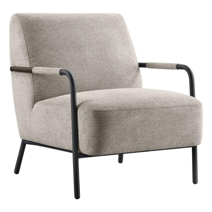 Grijze fauteuil Posano met zwart metalen open frame, brede zitting en gestoffeerde armleuningen.