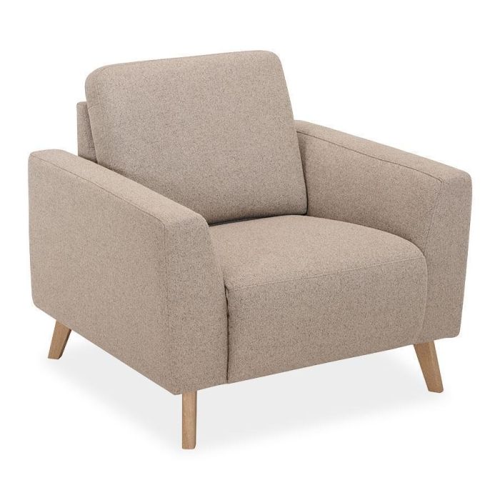 Fauteuil Nyborg in lichtbruin met lage rugleuning, los rugkussen en naturel houten poten