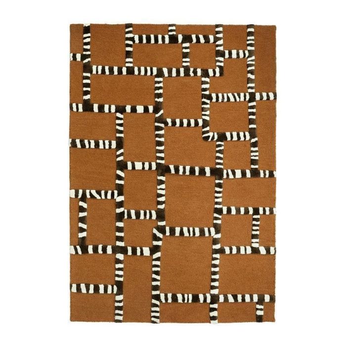 Vloerkleed Stripescape in caramelbruin met verhoogd zwart-wit gestreept grafisch patroon.