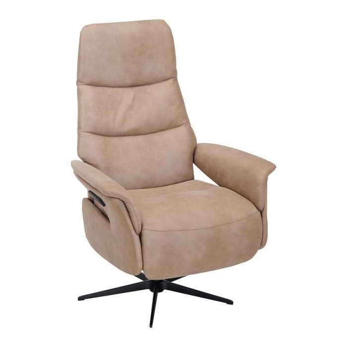 Schuin vooraanzicht van relaxfauteuil Inverno Kentucky Beige met open arm en zwarte metalen 5-teensvoet